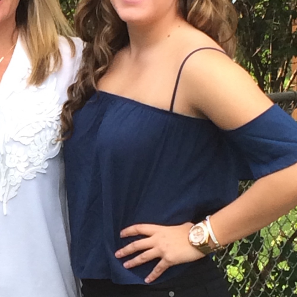 Cropped off-the-shoulder shirt